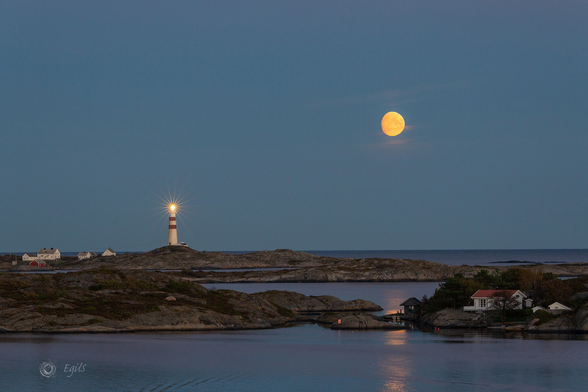 Moonrise. Oksøy lighthouse, Kristiansand, Norway. Oksøy fyr. Månen.